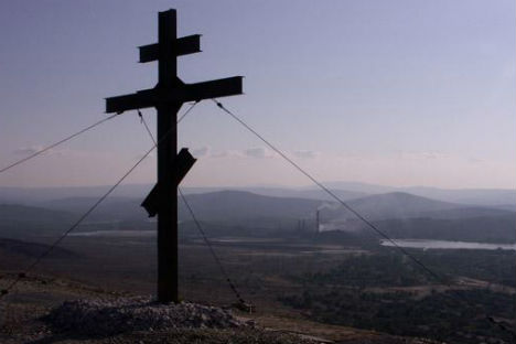 La grande croce nei pressi di Karabash (Foto: Itar\Tass)
